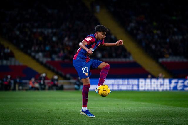 1709954043941087394.jpg 体育新闻-【人物】一前一后,亚马尔库巴西拯救巴萨