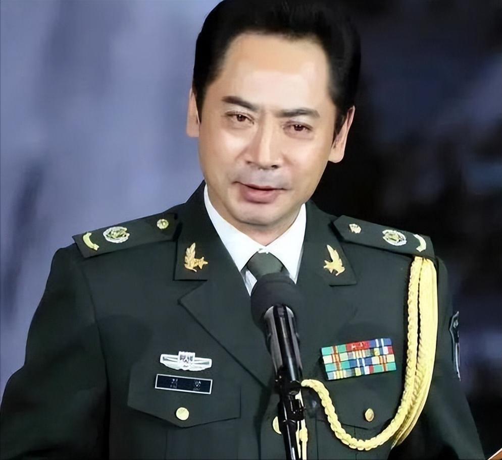 MK体育直播-唐国强担心的事发生了!同现身观礼阅兵,却遭评论批评不如刘劲?