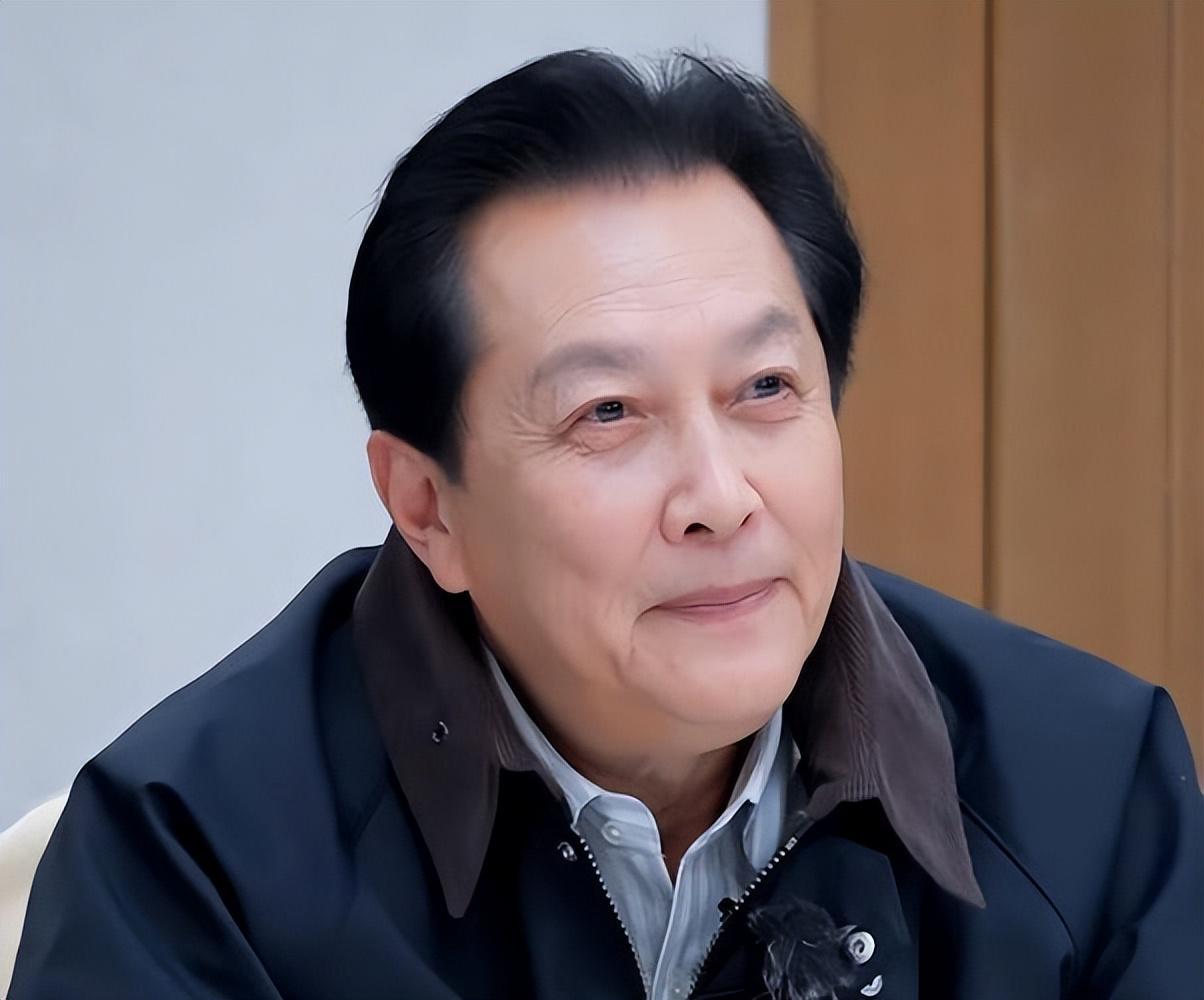 MK体育直播-唐国强担心的事发生了!同现身观礼阅兵,却遭评论批评不如刘劲?