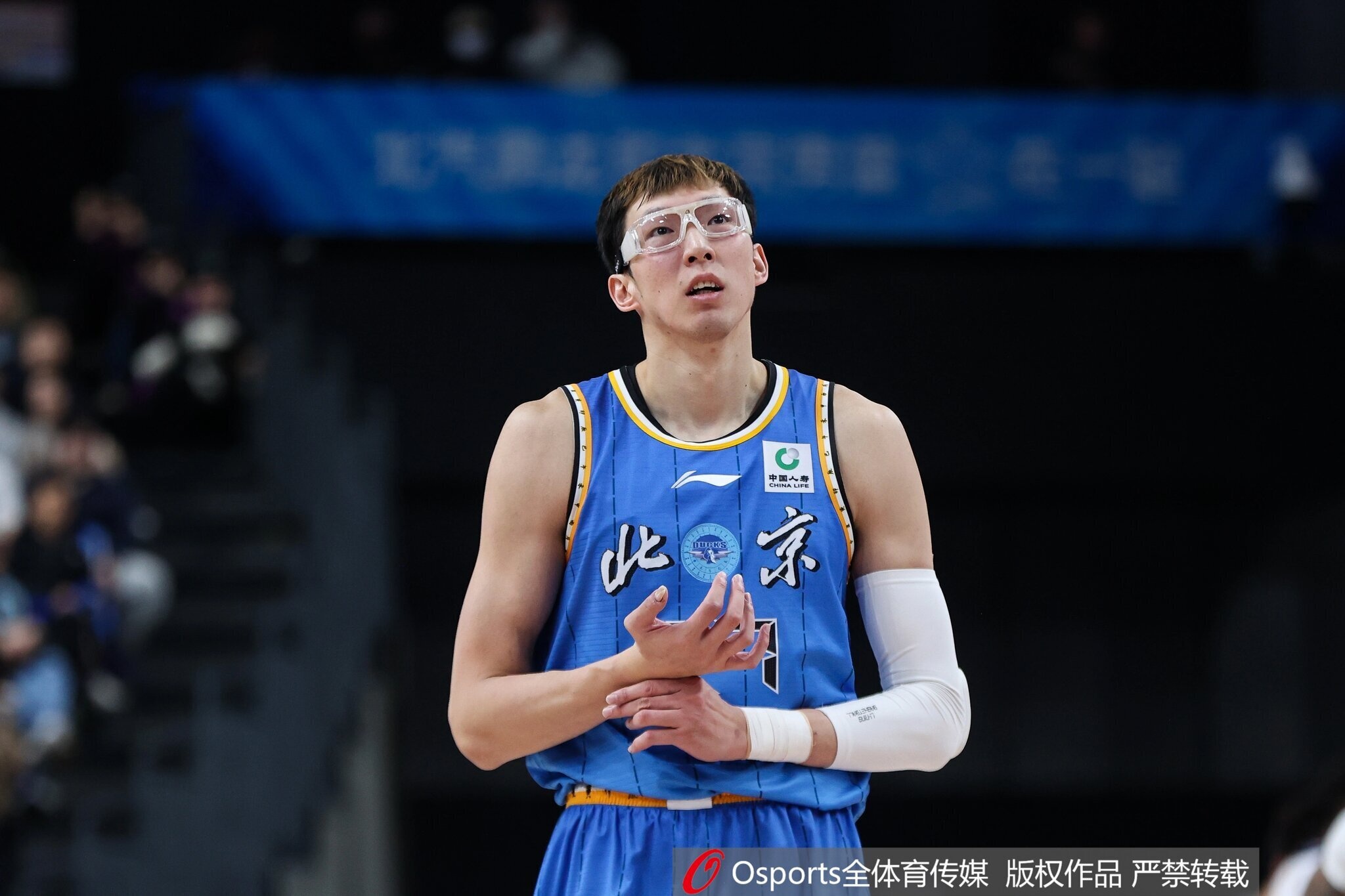 体育新闻-进攻欲很低！周琦全场仅出手4次&amp;命中3球 得到7分8篮板2助攻