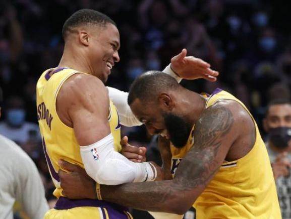 MK体育官网-韦少关键时刻遭冷藏 老詹甜瓜站在了沃格尔一边？