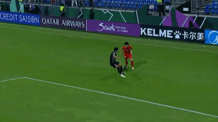 MK体育官网-阮庭北染红离场！飞踹对手小腿，主帅看傻眼，传射建功险送点