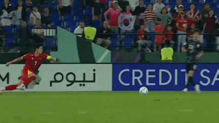 MK体育官网-阮庭北染红离场！飞踹对手小腿，主帅看傻眼，传射建功险送点