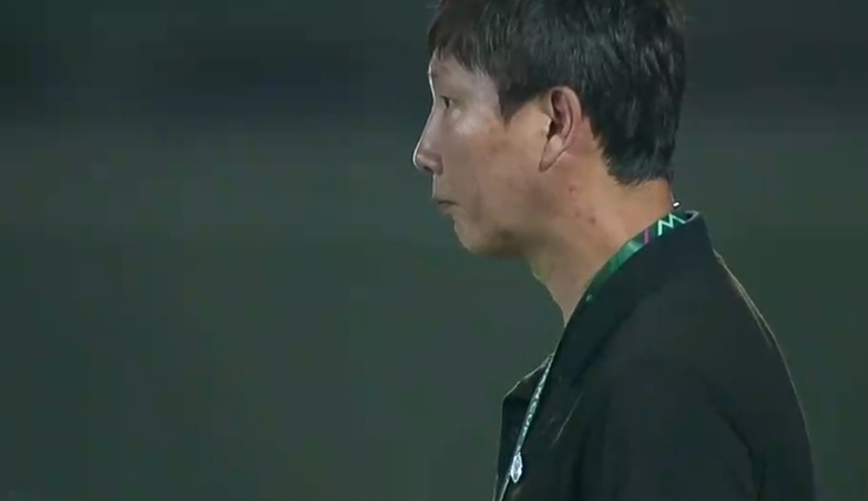 MK体育官网-阮庭北染红离场！飞踹对手小腿，主帅看傻眼，传射建功险送点